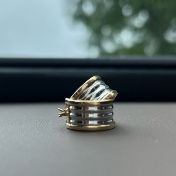 Dual tone hoop earring yellow and white gold - Picture 3 of 10